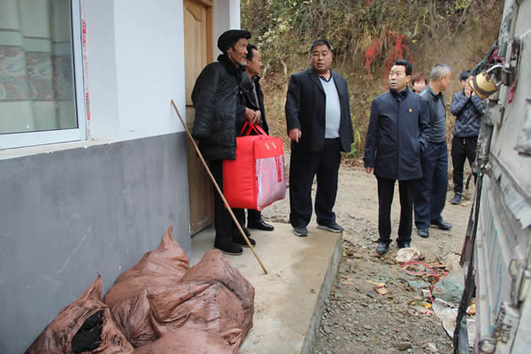 隴運(yùn)集團(tuán)公司開展“解難題、辦實(shí)事、送溫暖”主題黨日活動(dòng)